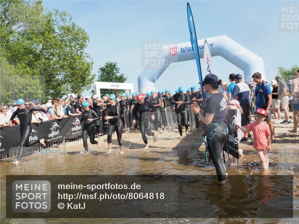 22.06.2025 - Viking Triathlon KatJ http://msf.ph/oto/8064818 22.06.2025 10:04:57 Schwimmen 29, 70, 72, 197, 248, 254, 295, 362, 394, 411, 416, 423, 509, 527, 620 meine-sportfotos.de