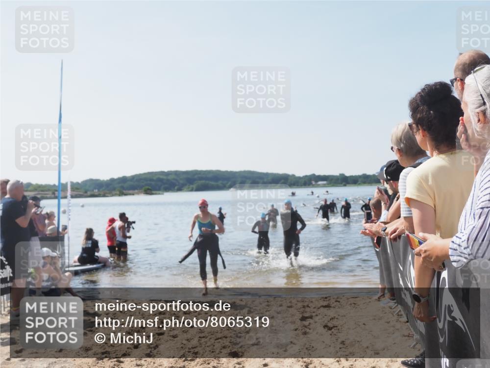 22.06.2025 - Viking Triathlon MichiJ http://msf.ph/oto/8065319 22.06.2025 10:30:55 Schwimmen 45, 162, 347, 352, 444, 510, 630 meine-sportfotos.de