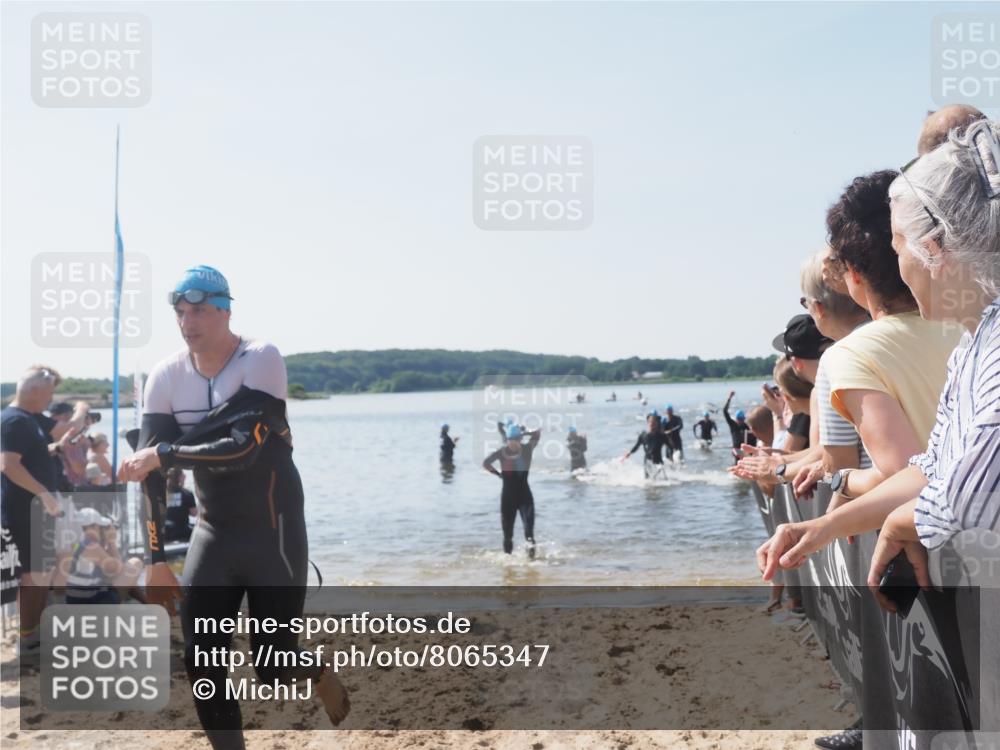 22.06.2025 - Viking Triathlon MichiJ http://msf.ph/oto/8065347 22.06.2025 10:30:59 Schwimmen 45, 162, 237, 347, 352, 444, 510, 549 meine-sportfotos.de