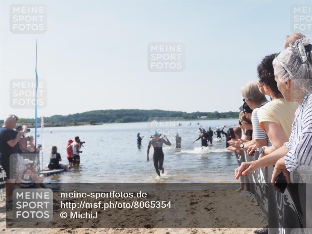 22.06.2025 - Viking Triathlon MichiJ http://msf.ph/oto/8065354 22.06.2025 10:30:59 Schwimmen 45, 162, 237, 347, 352, 444, 510, 549 meine-sportfotos.de