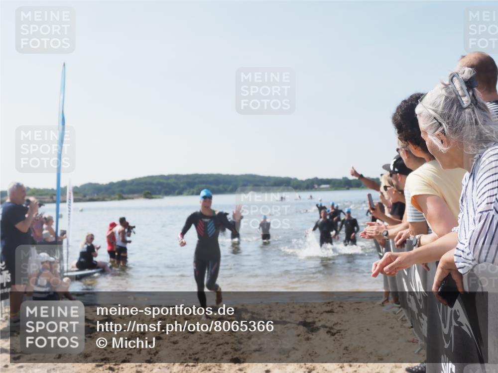 22.06.2025 - Viking Triathlon MichiJ http://msf.ph/oto/8065366 22.06.2025 10:31:01 Schwimmen 45, 162, 237, 330, 347, 352, 510, 549 meine-sportfotos.de