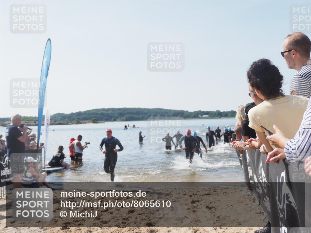 22.06.2025 - Viking Triathlon MichiJ http://msf.ph/oto/8065610 22.06.2025 10:31:41 Schwimmen 98, 99, 124, 125, 137, 158, 189, 224, 340, 350, 507, 555, 613, 648 meine-sportfotos.de