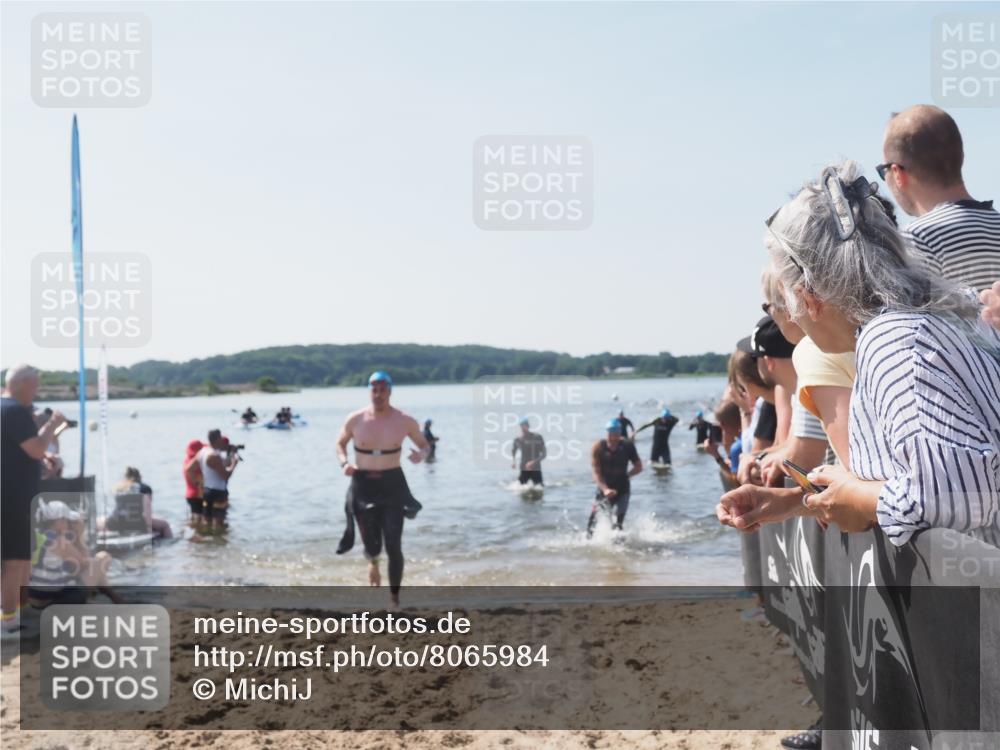 22.06.2025 - Viking Triathlon MichiJ http://msf.ph/oto/8065984 22.06.2025 10:32:36 Schwimmen 80, 170, 208, 278, 492, 554 meine-sportfotos.de