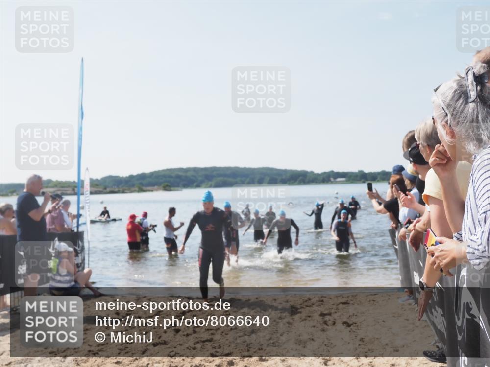 22.06.2025 - Viking Triathlon MichiJ http://msf.ph/oto/8066640 22.06.2025 10:34:58 Schwimmen 17, 43, 77, 157, 161, 434, 475, 495, 548, 660 meine-sportfotos.de