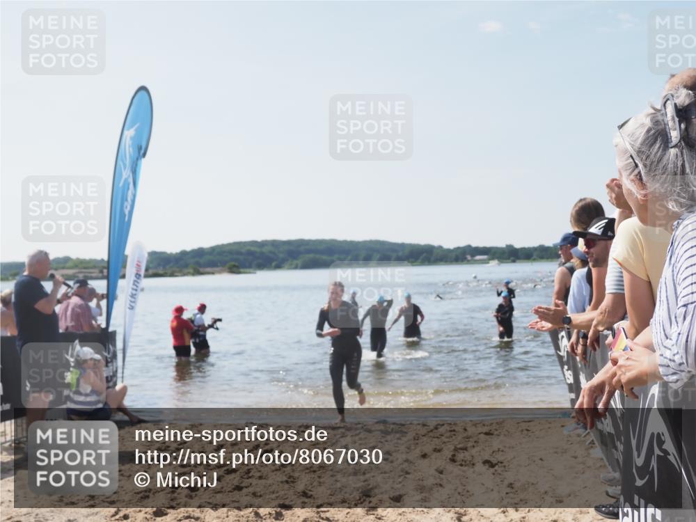 22.06.2025 - Viking Triathlon MichiJ http://msf.ph/oto/8067030 22.06.2025 10:36:33 Schwimmen 42, 88, 232, 251, 332 meine-sportfotos.de