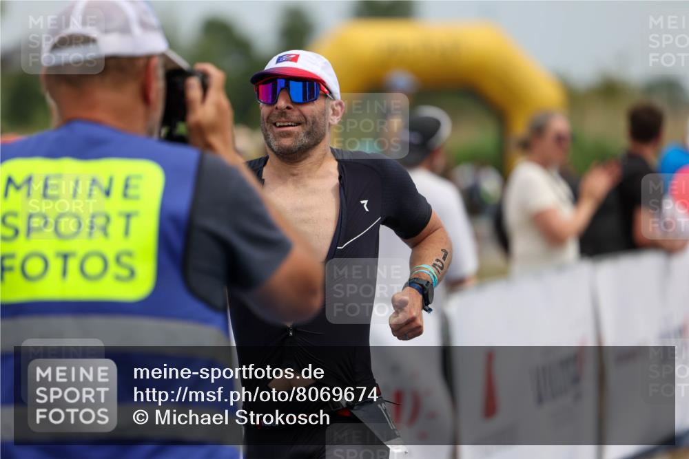 22.06.2025 - Viking Triathlon Michael Strokosch http://msf.ph/oto/8069674 22.06.2025 14:42:11 Ziel 125 meine-sportfotos.de