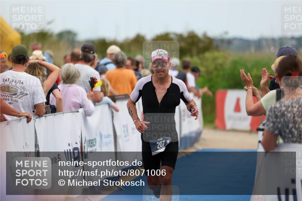 22.06.2025 - Viking Triathlon Michael Strokosch http://msf.ph/oto/8071006 22.06.2025 15:00:22 Ziel 207 meine-sportfotos.de