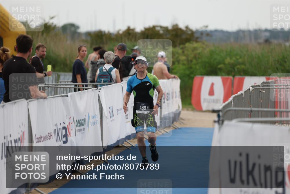 22.06.2025 - Viking Triathlon Yannick Fuchs http://msf.ph/oto/8075789 22.06.2025 16:17:41 Ziel 489 meine-sportfotos.de