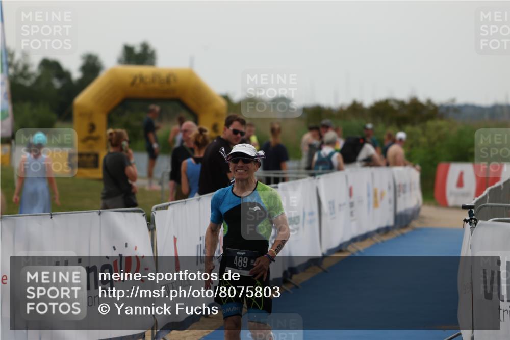 22.06.2025 - Viking Triathlon Yannick Fuchs http://msf.ph/oto/8075803 22.06.2025 16:17:44 Ziel 489 meine-sportfotos.de