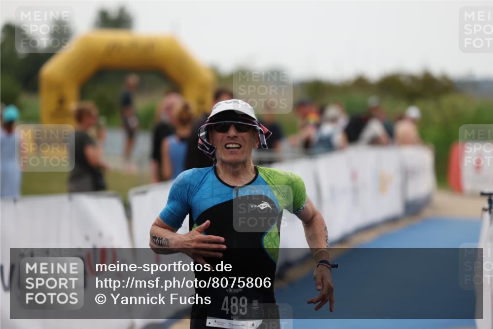 22.06.2025 - Viking Triathlon Yannick Fuchs http://msf.ph/oto/8075806 22.06.2025 16:17:46 Ziel 489 meine-sportfotos.de