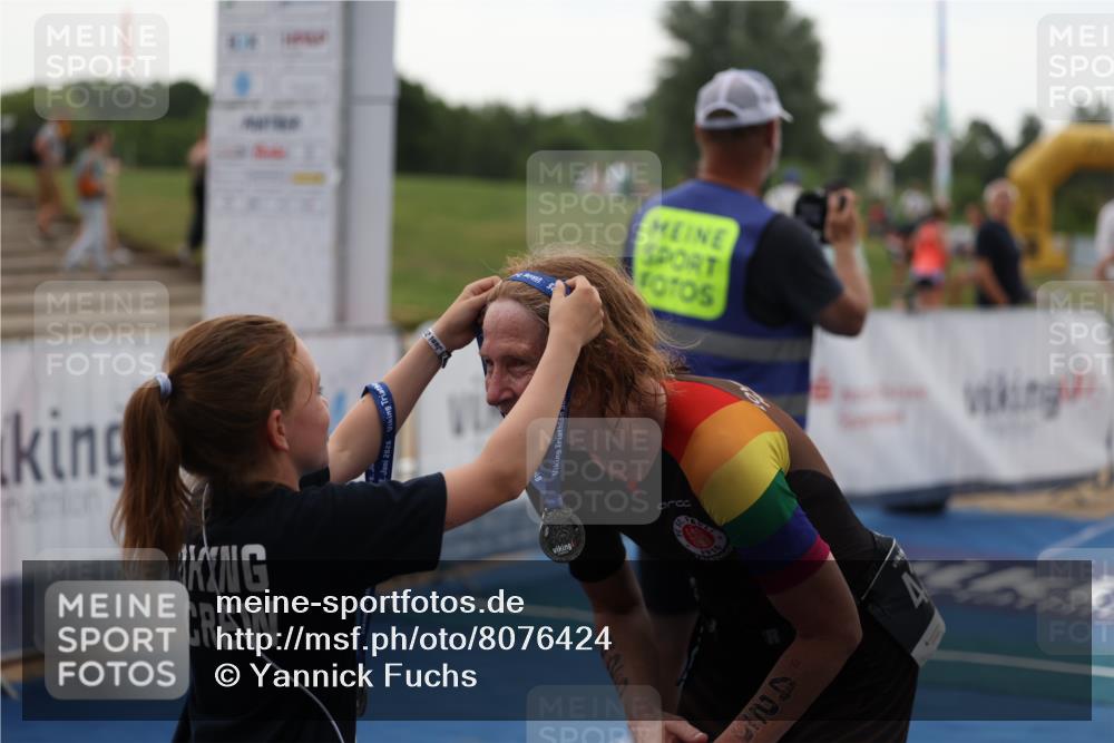 22.06.2025 - Viking Triathlon Yannick Fuchs http://msf.ph/oto/8076424 22.06.2025 16:22:39 Ziel 425 meine-sportfotos.de