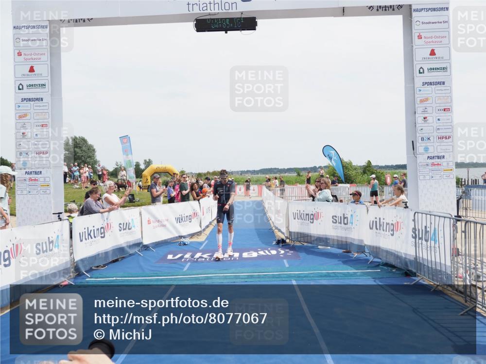 22.06.2025 - Viking Triathlon MichiJ http://msf.ph/oto/8077067 22.06.2025 14:03:26 Ziel 557 meine-sportfotos.de