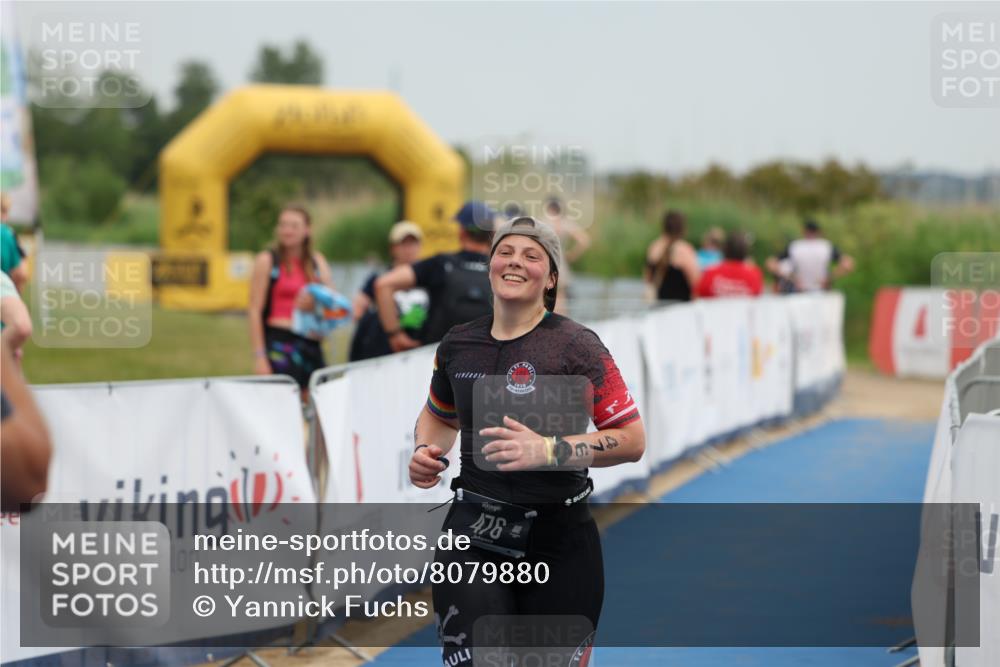 22.06.2025 - Viking Triathlon Yannick Fuchs http://msf.ph/oto/8079880 22.06.2025 16:47:57 Ziel 476 meine-sportfotos.de