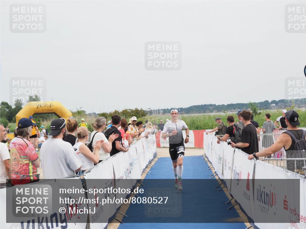 22.06.2025 - Viking Triathlon MichiJ http://msf.ph/oto/8080527 22.06.2025 14:40:41 Ziel 444 meine-sportfotos.de