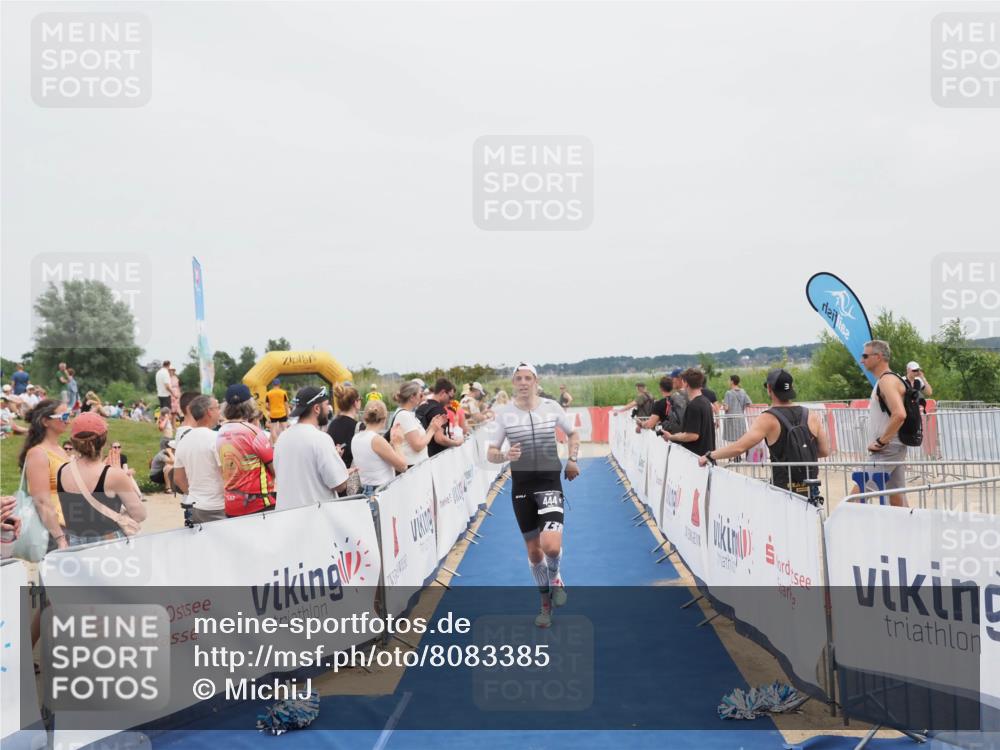 22.06.2025 - Viking Triathlon MichiJ http://msf.ph/oto/8083385 22.06.2025 14:40:43 Ziel 444 meine-sportfotos.de