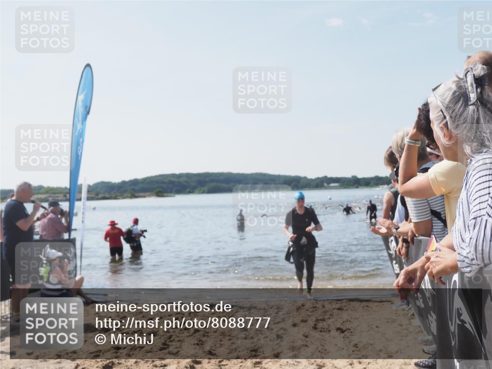 22.06.2025 - Viking Triathlon MichiJ http://msf.ph/oto/8088777 22.06.2025 10:36:46 Schwimmen 331, 332 meine-sportfotos.de