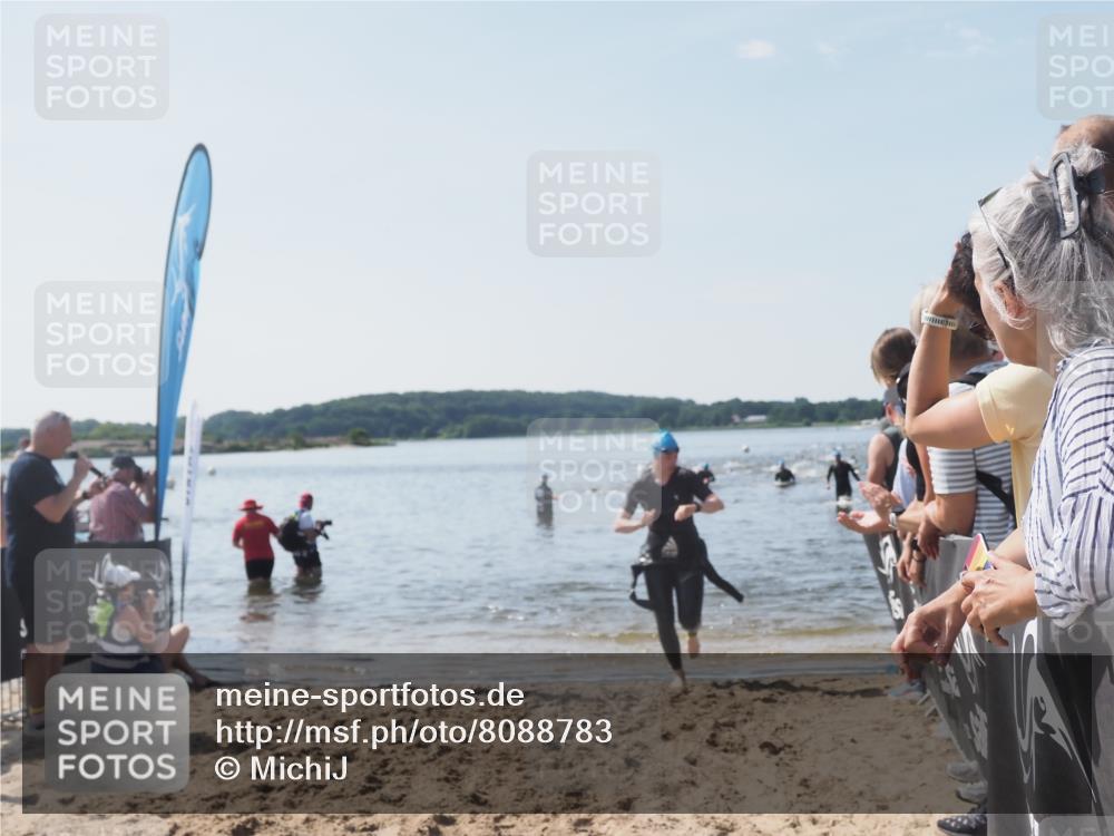 22.06.2025 - Viking Triathlon MichiJ http://msf.ph/oto/8088783 22.06.2025 10:36:47 Schwimmen 331, 332 meine-sportfotos.de
