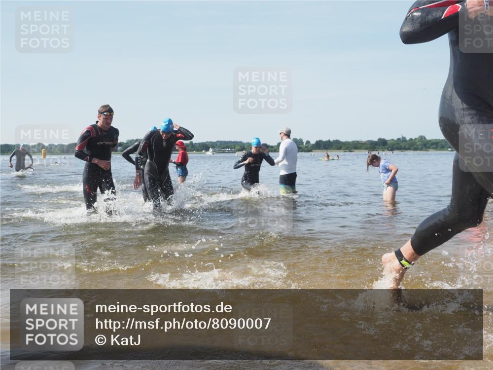 22.06.2025 - Viking Triathlon KatJ http://msf.ph/oto/8090007 22.06.2025 10:25:51 Schwimmen 10, 49, 420, 455, 485, 544, 557, 642 meine-sportfotos.de