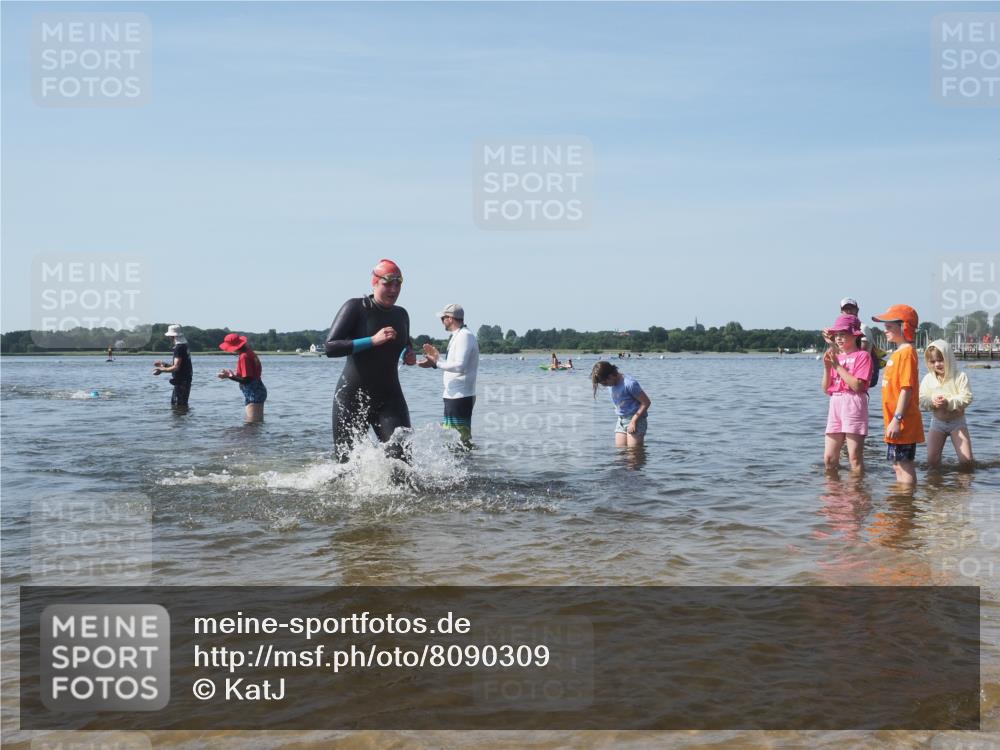 22.06.2025 - Viking Triathlon KatJ http://msf.ph/oto/8090309 22.06.2025 10:26:07 Schwimmen 9, 49, 526, 617, 642 meine-sportfotos.de