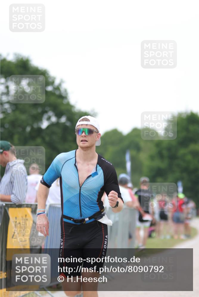22.06.2025 - Viking Triathlon H.Heesch http://msf.ph/oto/8090792 22.06.2025 16:01:32 Laufen 121 meine-sportfotos.de