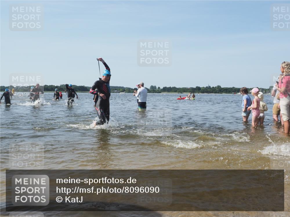 22.06.2025 - Viking Triathlon KatJ http://msf.ph/oto/8096090 22.06.2025 10:30:58 Schwimmen 45, 162, 237, 347, 352, 444, 510, 549, 630 meine-sportfotos.de