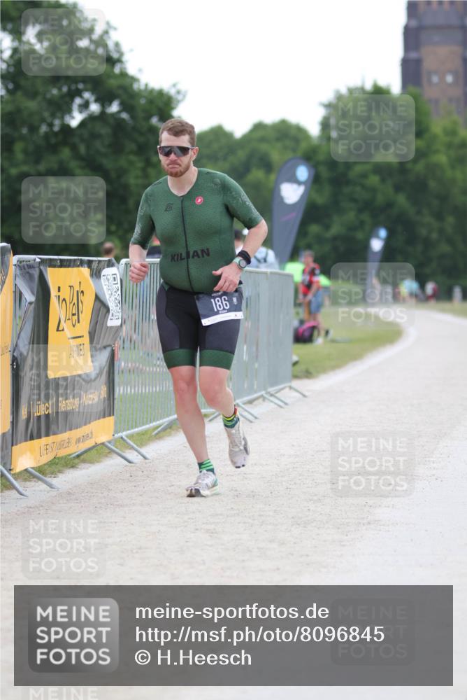 22.06.2025 - Viking Triathlon H.Heesch http://msf.ph/oto/8096845 22.06.2025 16:18:10 Laufen 186 meine-sportfotos.de