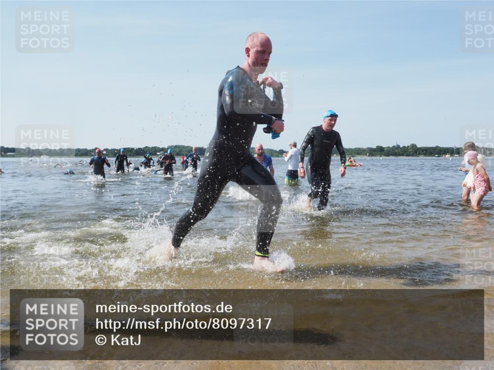 22.06.2025 - Viking Triathlon KatJ http://msf.ph/oto/8097317 22.06.2025 10:31:35 Schwimmen 3, 8, 98, 137, 158, 189, 340, 350, 469, 613, 648 meine-sportfotos.de