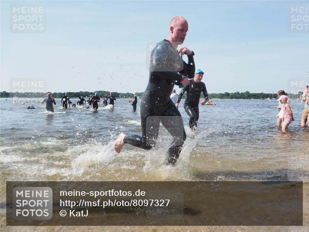 22.06.2025 - Viking Triathlon KatJ http://msf.ph/oto/8097327 22.06.2025 10:31:35 Schwimmen 3, 8, 98, 137, 158, 189, 340, 350, 469, 613, 648 meine-sportfotos.de