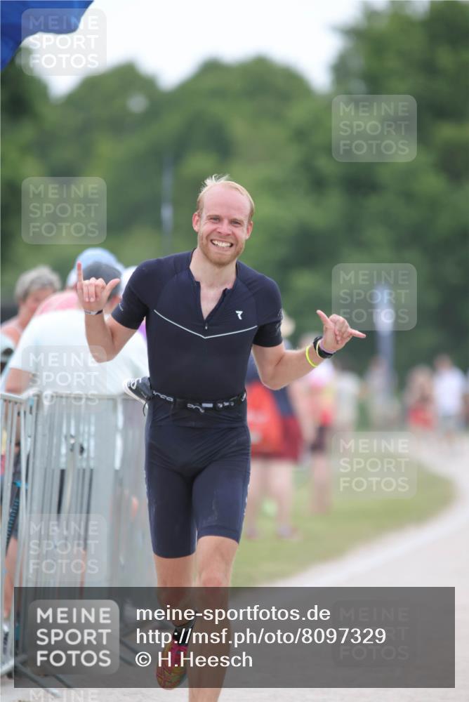 22.06.2025 - Viking Triathlon H.Heesch http://msf.ph/oto/8097329 22.06.2025 15:34:13 Laufen 225 meine-sportfotos.de