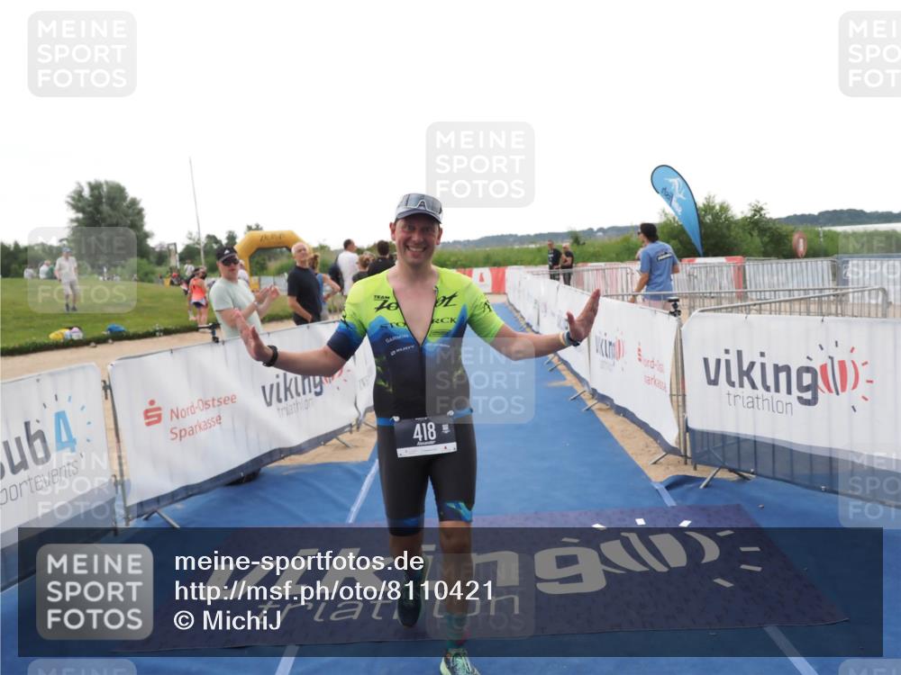 22.06.2025 - Viking Triathlon MichiJ http://msf.ph/oto/8110421 22.06.2025 16:22:09 Ziel 418 meine-sportfotos.de