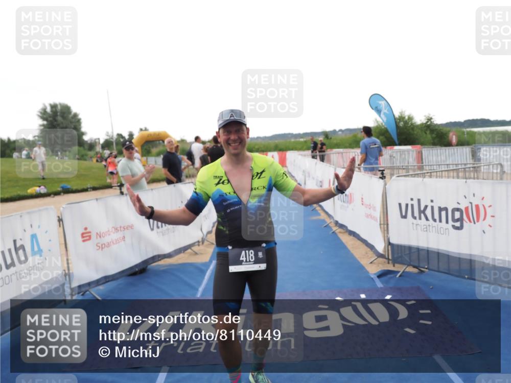 22.06.2025 - Viking Triathlon MichiJ http://msf.ph/oto/8110449 22.06.2025 16:22:09 Ziel 418 meine-sportfotos.de