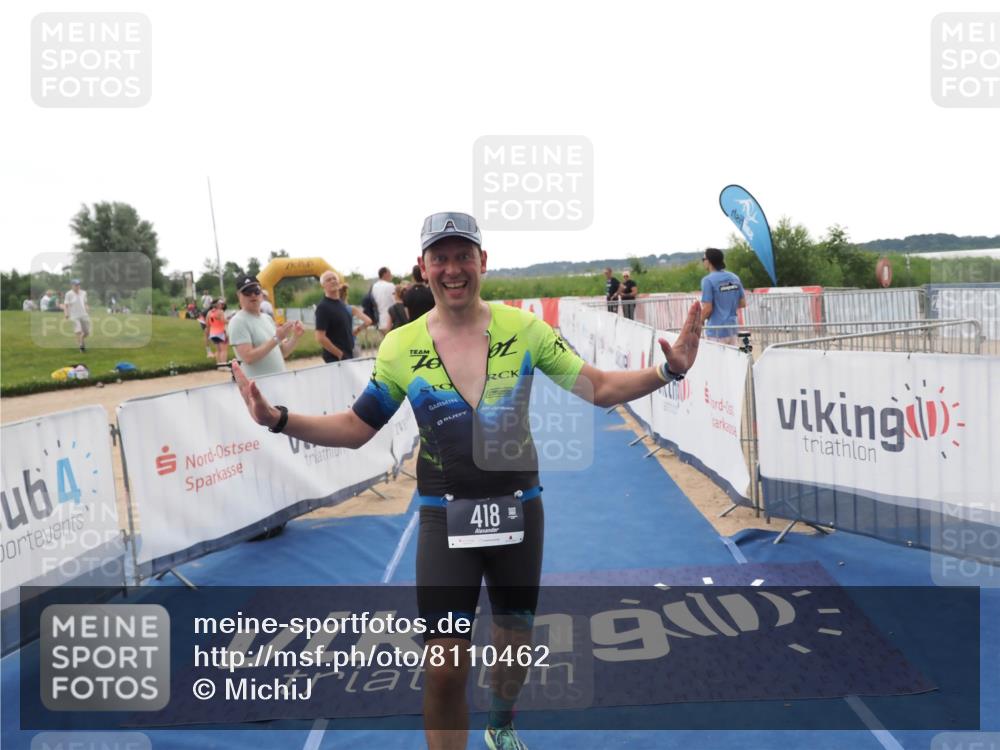 22.06.2025 - Viking Triathlon MichiJ http://msf.ph/oto/8110462 22.06.2025 16:22:10 Ziel 418 meine-sportfotos.de