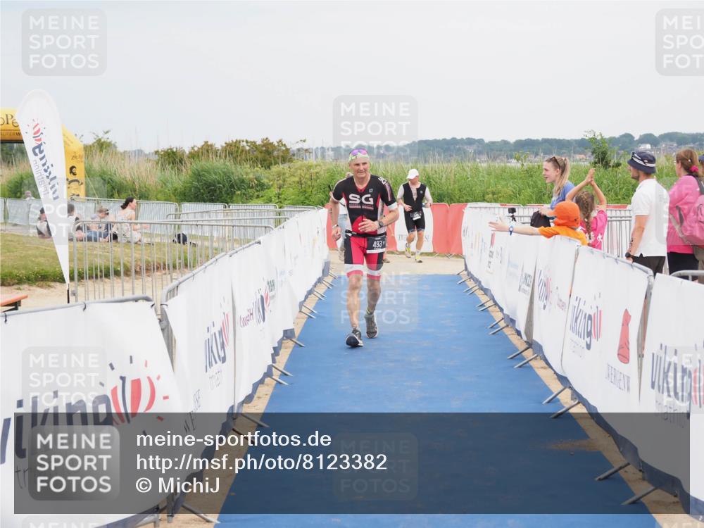 22.06.2025 - Viking Triathlon MichiJ http://msf.ph/oto/8123382 22.06.2025 17:09:38 Ziel 493 meine-sportfotos.de