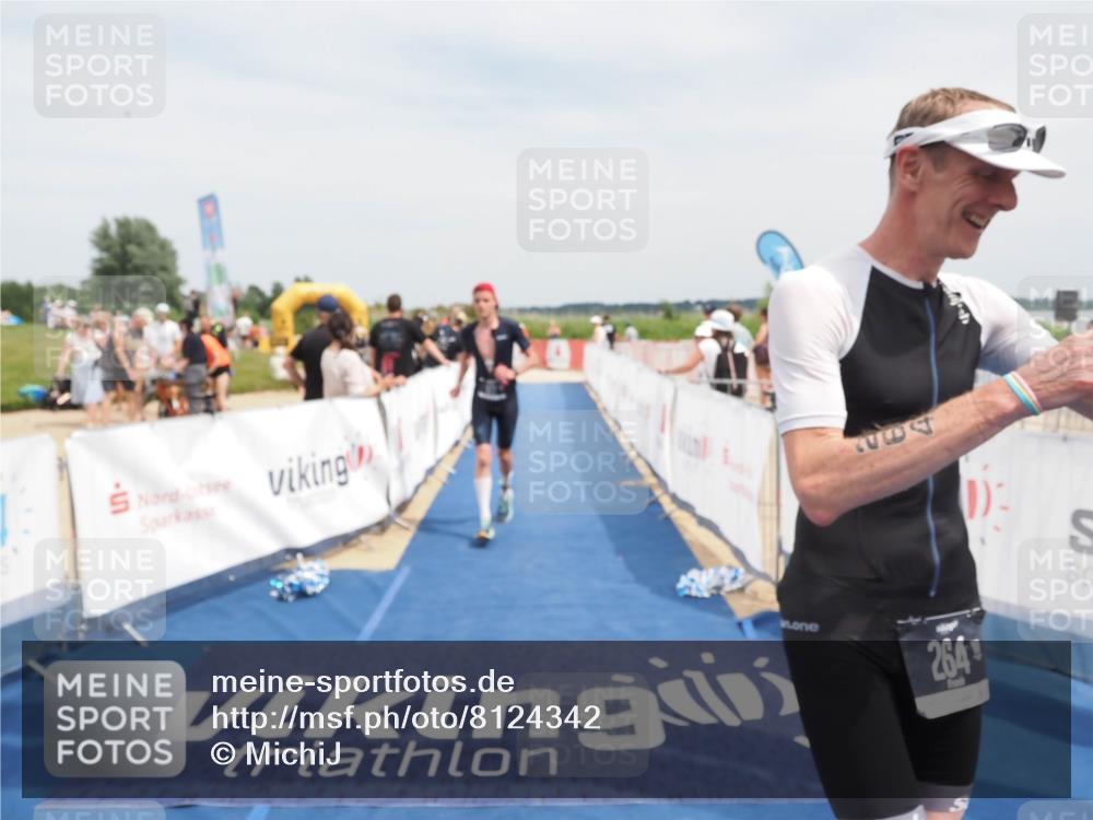 22.06.2025 - Viking Triathlon MichiJ http://msf.ph/oto/8124342 22.06.2025 15:14:59 Ziel 264, 377 meine-sportfotos.de