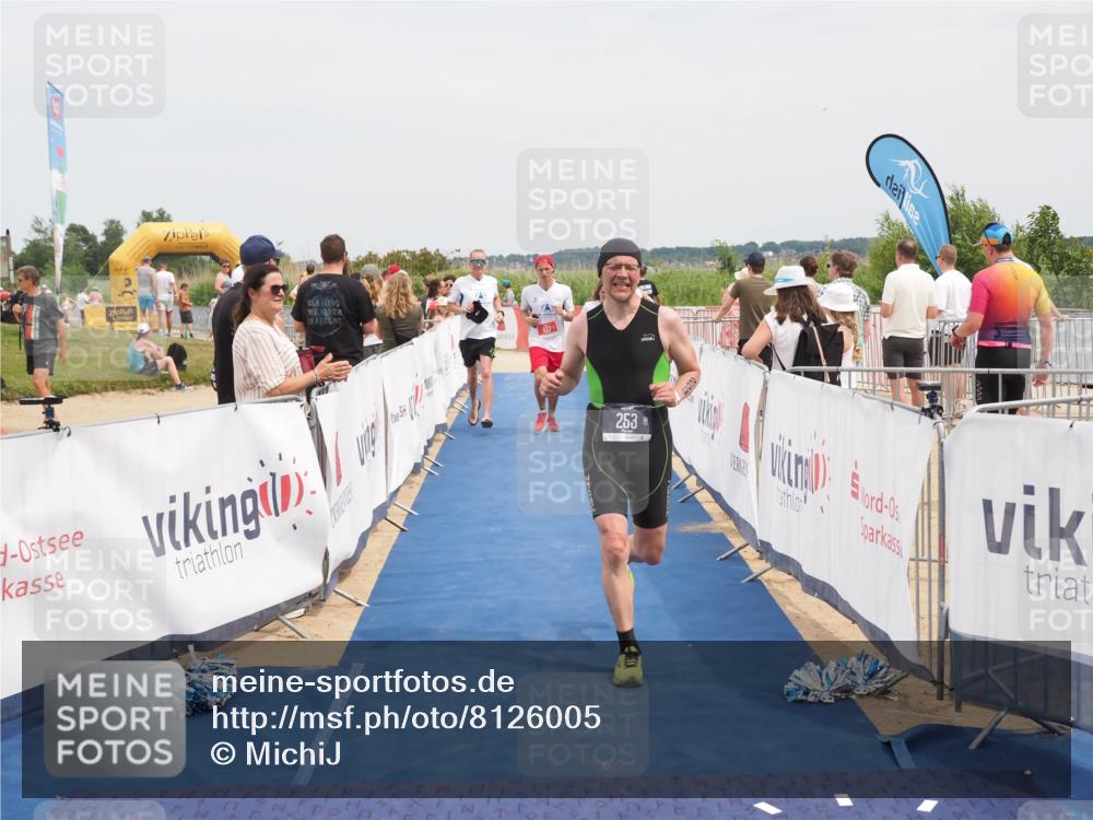 22.06.2025 - Viking Triathlon MichiJ http://msf.ph/oto/8126005 22.06.2025 15:17:12 Ziel 253, 657 meine-sportfotos.de