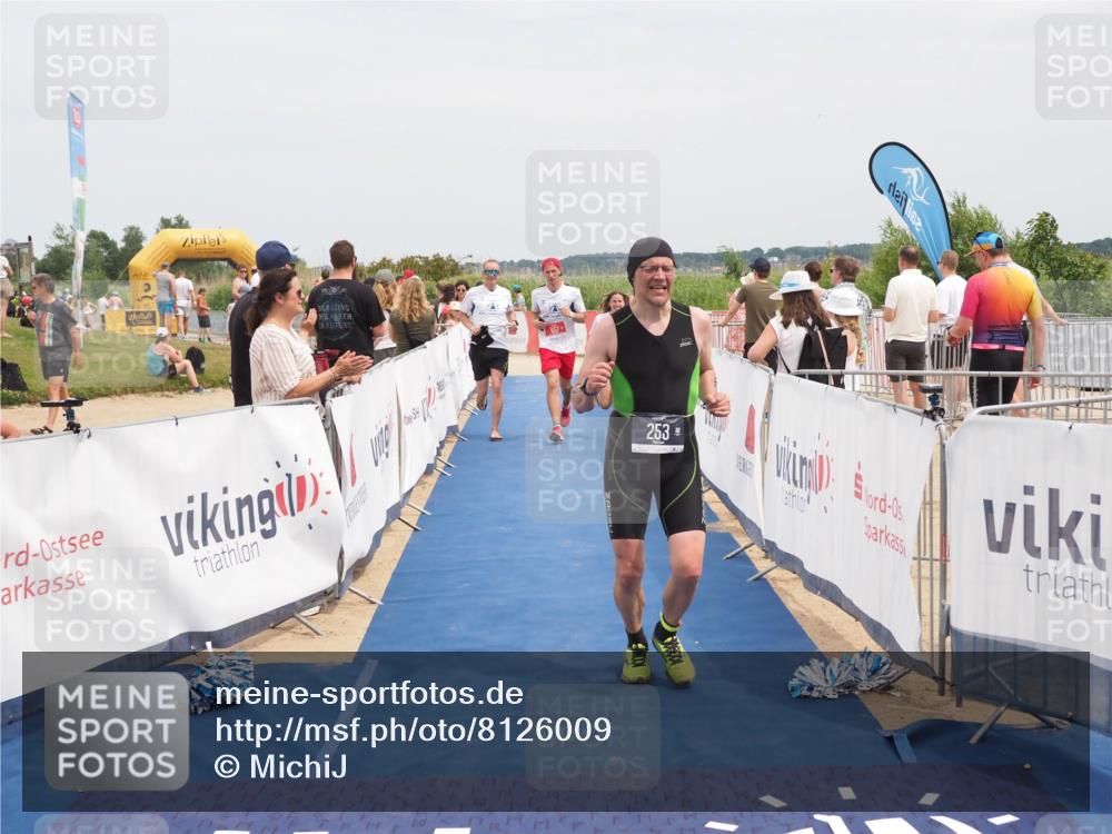22.06.2025 - Viking Triathlon MichiJ http://msf.ph/oto/8126009 22.06.2025 15:17:12 Ziel 253, 657 meine-sportfotos.de