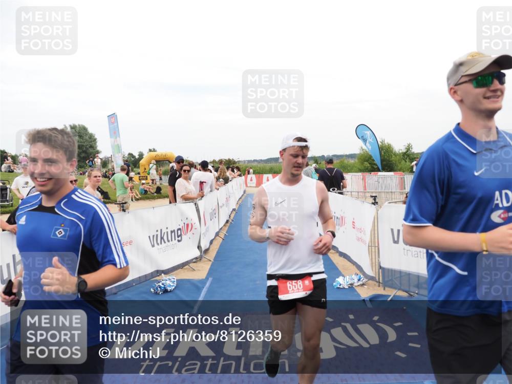 22.06.2025 - Viking Triathlon MichiJ http://msf.ph/oto/8126359 22.06.2025 15:22:58 Ziel 658 meine-sportfotos.de