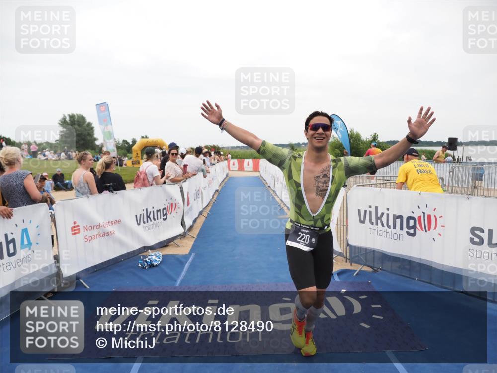 22.06.2025 - Viking Triathlon MichiJ http://msf.ph/oto/8128490 22.06.2025 15:26:47 Ziel 220 meine-sportfotos.de