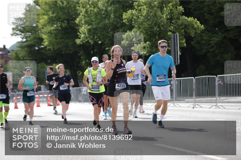 29.06.2025 - hella hamburg halbmarathon Jannik Wohlers http://msf.ph/oto/8139692 29.06.2025 10:04:49 Lombardsbrücke 1863, 2288, 2424, 3071, 3413, 3578, 4220, 6059, 6907, 6908, 7826, 8089, 8999, 9007, 9075, 9165, 9559, 9680, 10694, 12557, 13221, 13327, 13717, 14203, 16478, 16847, 17707, 18189, 18616, 18617, 19034 meine-sportfotos.de