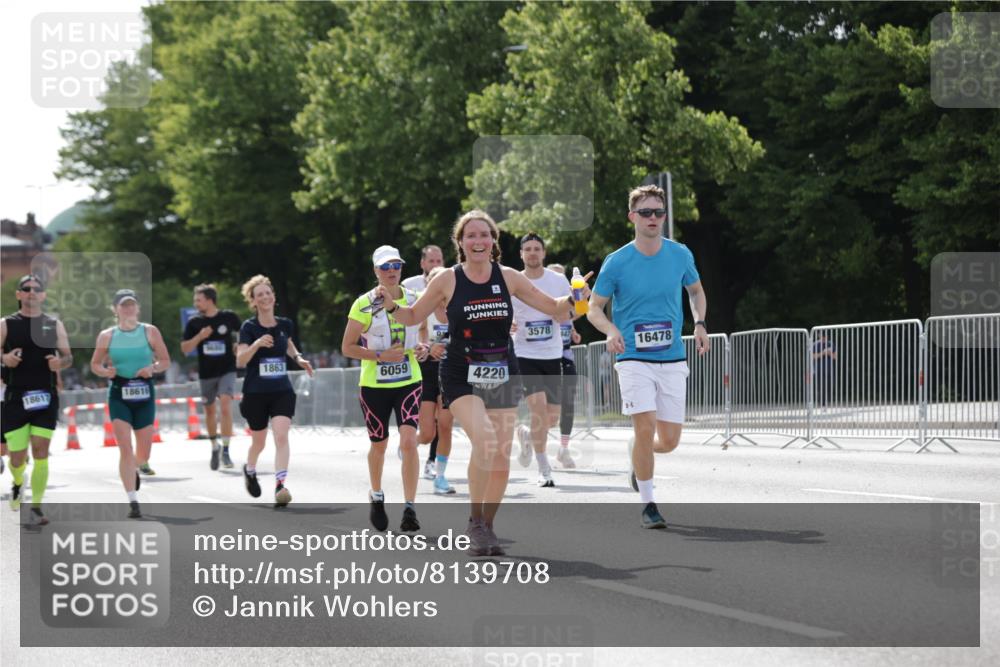 29.06.2025 - hella hamburg halbmarathon Jannik Wohlers http://msf.ph/oto/8139708 29.06.2025 10:04:49 Lombardsbrücke 1863, 2288, 2424, 3071, 3413, 3578, 4220, 6059, 6907, 6908, 7826, 8089, 8999, 9007, 9075, 9165, 9559, 9680, 10694, 12557, 13221, 13327, 13717, 14203, 16478, 16847, 17707, 18189, 18616, 18617, 19034 meine-sportfotos.de