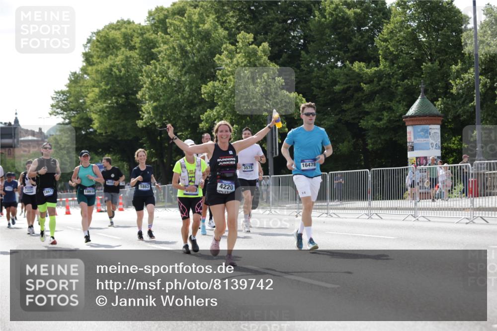 29.06.2025 - hella hamburg halbmarathon Jannik Wohlers http://msf.ph/oto/8139742 29.06.2025 10:04:50 Lombardsbrücke 1863, 2288, 2424, 3071, 3413, 3578, 4220, 6059, 6907, 6908, 7826, 8089, 8999, 9007, 9075, 9165, 9559, 9680, 10694, 12557, 13221, 13327, 13717, 14203, 16092, 16478, 16847, 17707, 18189, 18616, 18617, 19034 meine-sportfotos.de