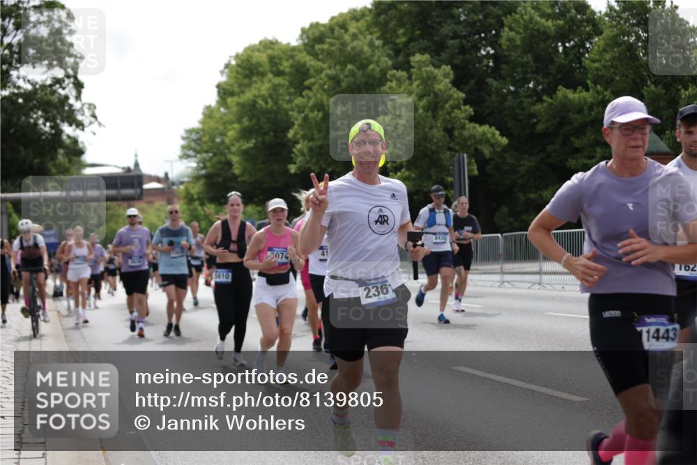 29.06.2025 - hella hamburg halbmarathon Jannik Wohlers http://msf.ph/oto/8139805 29.06.2025 10:42:46 Lombardsbrücke 1149, 1467, 1788, 1816, 2103, 2158, 2267, 2361, 2971, 3074, 3329, 3518, 3638, 3764, 4056, 4177, 4302, 4680, 5067, 5268, 5610, 5720, 5755, 5967, 7043, 7461, 7872, 8184, 8435, 8795, 8991, 9072, 9304, 9644, 9976, 10180, 10536, 11093, 11443, 11649, 11671, 12485, 12603, 13049, 13417, 13526, 13676, 13684, 13685, 13786, 13852, 15246, 15509, 15514, 15717, 16055, 16263, 16264, 16789, 16840, 17609, 17921, 18434, 18435, 18540, 18898, 19031, 19115 meine-sportfotos.de
