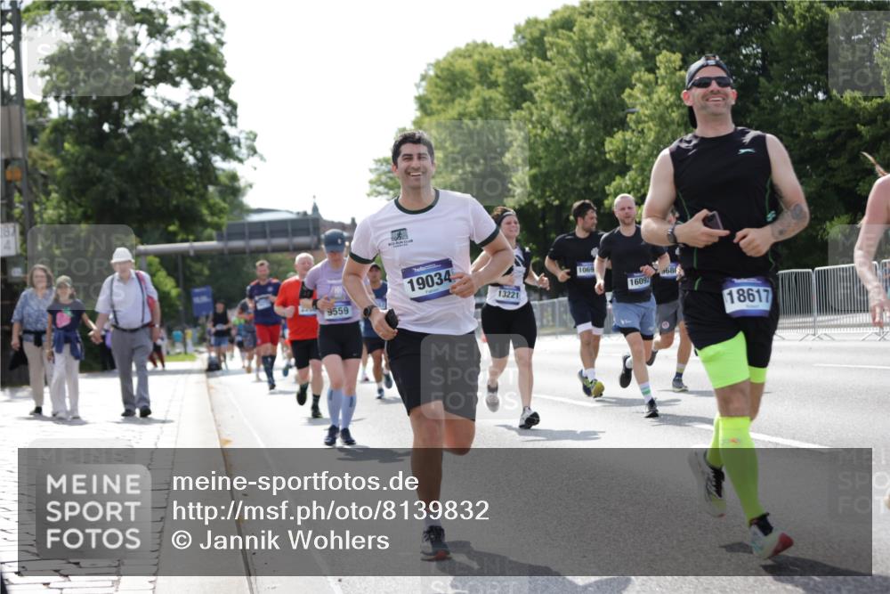 29.06.2025 - hella hamburg halbmarathon Jannik Wohlers http://msf.ph/oto/8139832 29.06.2025 10:04:54 Lombardsbrücke 1863, 1981, 2288, 2298, 3578, 4014, 4220, 5073, 6059, 6907, 6908, 7826, 8999, 9007, 9075, 9165, 9559, 9680, 10694, 11784, 12557, 13221, 13717, 14203, 16092, 16478, 16847, 17707, 18616, 18617, 19034 meine-sportfotos.de