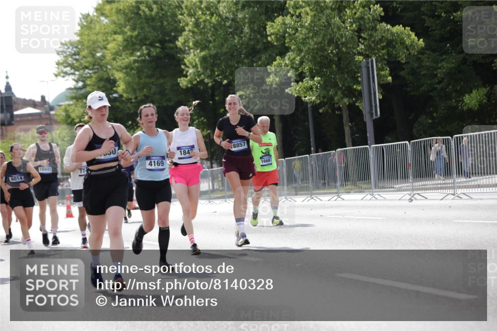 29.06.2025 - hella hamburg halbmarathon Jannik Wohlers http://msf.ph/oto/8140328 29.06.2025 10:05:30 Lombardsbrücke 1229, 1448, 1830, 1842, 2471, 2540, 3062, 3929, 4169, 5762, 6014, 7741, 8051, 8894, 8909, 9339, 9477, 9917, 13042, 14987, 15766, 16441, 16687, 17740, 17885, 18768, 18857, 18973 meine-sportfotos.de