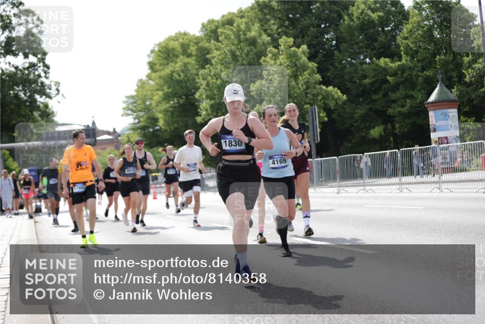 29.06.2025 - hella hamburg halbmarathon Jannik Wohlers http://msf.ph/oto/8140358 29.06.2025 10:05:32 Lombardsbrücke 1229, 1448, 1830, 1842, 2471, 2540, 3062, 4169, 5762, 6014, 7741, 8051, 8316, 8894, 8909, 9477, 13042, 13054, 14987, 15766, 15772, 16441, 16687, 17885, 18768, 18857, 18973 meine-sportfotos.de