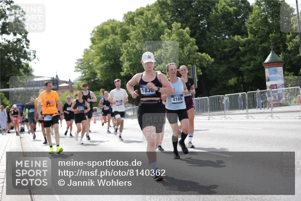 29.06.2025 - hella hamburg halbmarathon Jannik Wohlers http://msf.ph/oto/8140362 29.06.2025 10:05:32 Lombardsbrücke 1229, 1448, 1830, 1842, 2471, 2540, 3062, 4169, 5762, 6014, 7741, 8051, 8316, 8894, 8909, 9477, 13042, 13054, 14987, 15766, 15772, 16441, 16687, 17885, 18768, 18857, 18973 meine-sportfotos.de