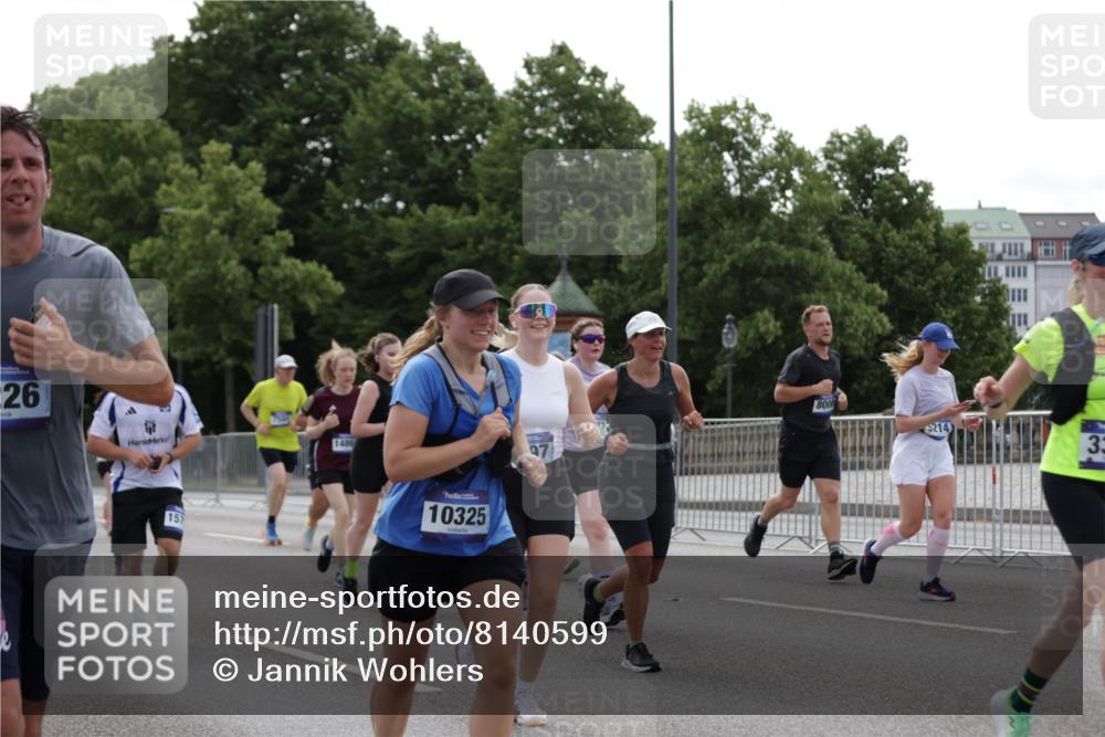 29.06.2025 - hella hamburg halbmarathon Jannik Wohlers http://msf.ph/oto/8140599 29.06.2025 10:43:14 Lombardsbrücke 1023, 1310, 1400, 2733, 3390, 4866, 5192, 5201, 5214, 5370, 6012, 6096, 6226, 6334, 6931, 6971, 6973, 7197, 7205, 7206, 7489, 7504, 7926, 8000, 8058, 8233, 8504, 9831, 10083, 10097, 10200, 10202, 10220, 10285, 10325, 10553, 10799, 11279, 12518, 12654, 13371, 13705, 13730, 13748, 14866, 14890, 15079, 15177, 15187, 15448, 15795, 15848, 16298, 16358, 16560, 16589, 16901, 16902, 17143, 17210, 17501, 18310, 18318, 18341, 18436, 19141 meine-sportfotos.de