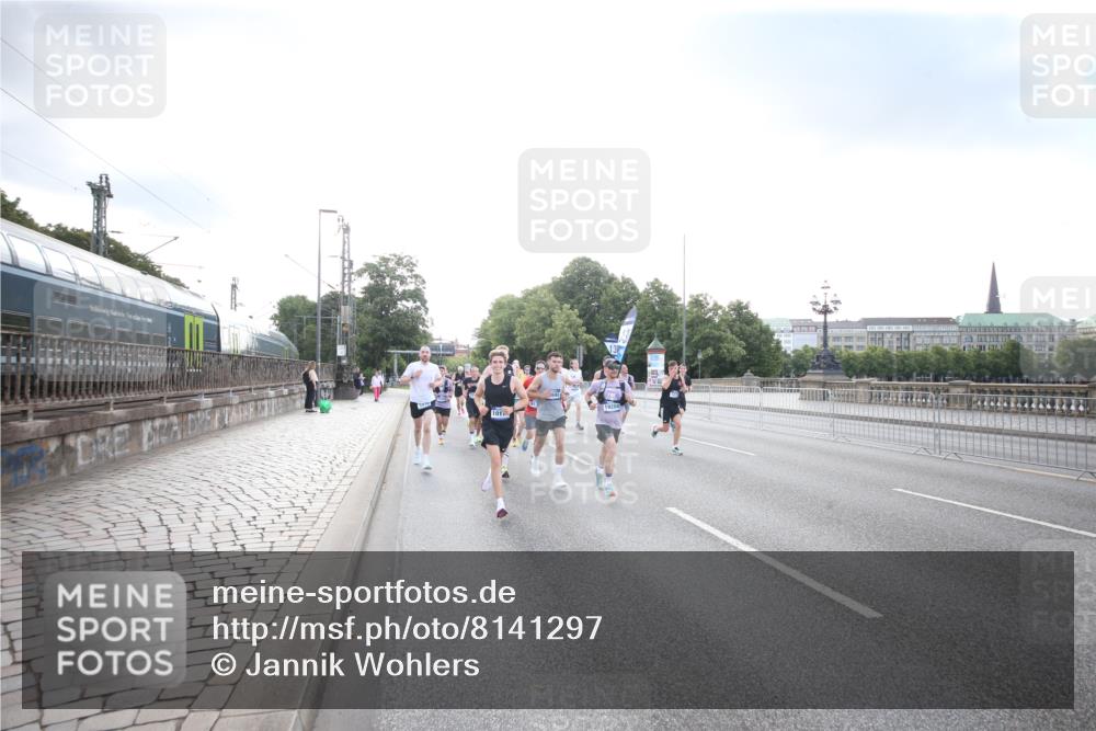 29.06.2025 - hella hamburg halbmarathon Jannik Wohlers http://msf.ph/oto/8141297 29.06.2025 09:44:55 Lombardsbrücke 57, 1758, 1990, 2746, 3043, 4050, 5070, 5328, 5746, 5826, 6781, 7272, 7481, 7651, 7723, 8209, 8883, 9137, 9381, 9571, 9634, 10171, 10486, 11413, 11857, 12049, 12234, 12595, 14028, 14140, 14289, 15621, 15672, 15883, 16157, 16711, 16713, 16818, 17175, 17374, 17428, 18102, 18692, 18737, 18871, 19142, 19194, 19202, 19203, 19204 meine-sportfotos.de