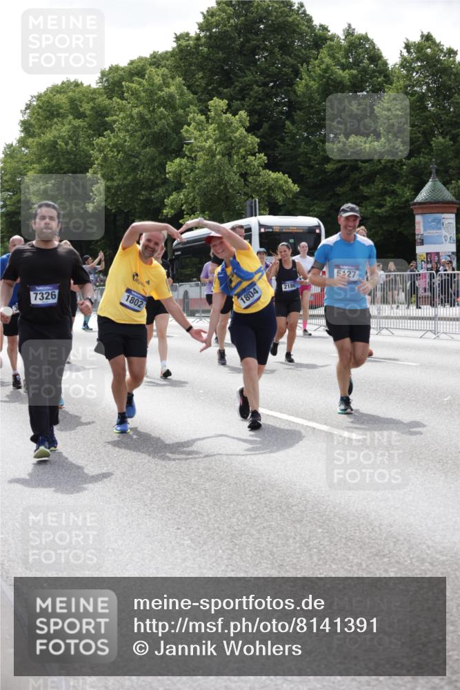 29.06.2025 - hella hamburg halbmarathon Jannik Wohlers http://msf.ph/oto/8141391 29.06.2025 10:43:42 Lombardsbrücke 1026, 1095, 1306, 1459, 1802, 1804, 2186, 2692, 3065, 3596, 4627, 4636, 4898, 5001, 5127, 5730, 5731, 5902, 5905, 6895, 7326, 7610, 7818, 8591, 8763, 8870, 8957, 9073, 9879, 11955, 12445, 12520, 13629, 13809, 13973, 13987, 14031, 14474, 14544, 14842, 14874, 15675, 15719, 16244, 16308, 16862, 17293, 17582 meine-sportfotos.de