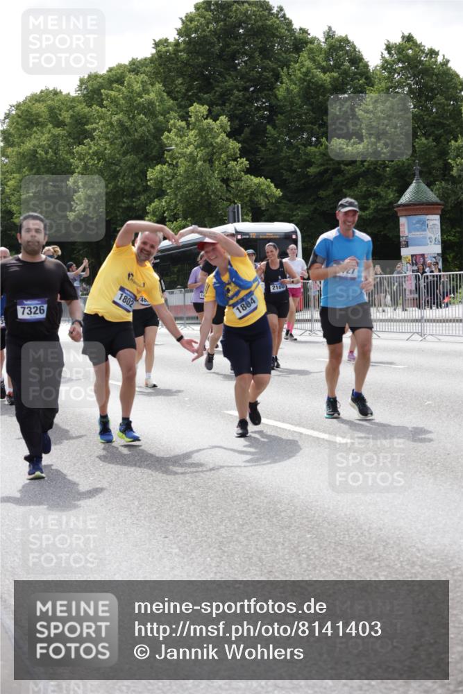 29.06.2025 - hella hamburg halbmarathon Jannik Wohlers http://msf.ph/oto/8141403 29.06.2025 10:43:42 Lombardsbrücke 1026, 1095, 1306, 1459, 1802, 1804, 2186, 2692, 3065, 3596, 4627, 4636, 4898, 5001, 5127, 5730, 5731, 5902, 5905, 6895, 7326, 7610, 7818, 8591, 8763, 8870, 8957, 9073, 9879, 11955, 12445, 12520, 13629, 13809, 13973, 13987, 14031, 14474, 14544, 14842, 14874, 15675, 15719, 16244, 16308, 16862, 17293, 17582 meine-sportfotos.de